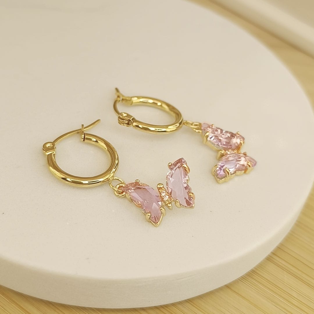 Argollas Doradas Mariposa 🦋 Cristal Rosa 🩷/ Rojo