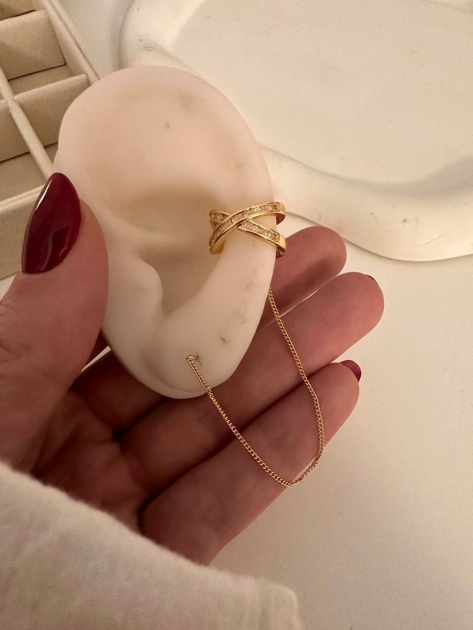 Earcuff Crossed con Cadenita Pasante ✨